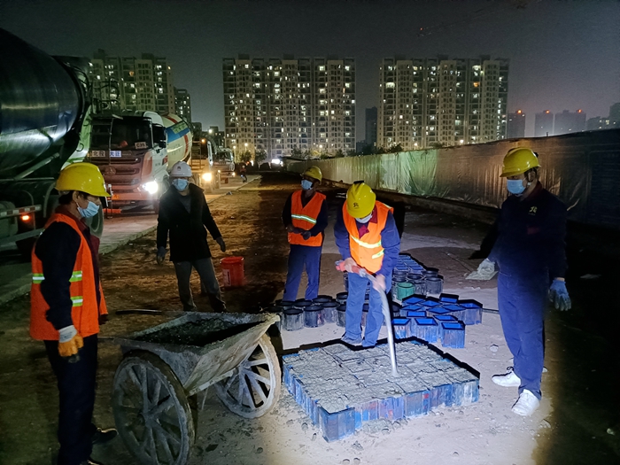 夜守施工現(xiàn)場提供試塊技術(shù)指導(dǎo)_副本.jpg